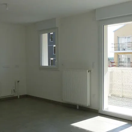 Rent this 2 bed apartment on 4 Avenue du 29 Août 1944 in 51430 Tinqueux, France