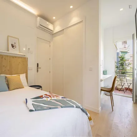 Rent this 4 bed room on Madrid in Pink's, Calle de Alburquerque