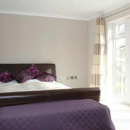 Rent this 5 bed apartment on Dale Side in Gerrards Cross, SL9 7JF