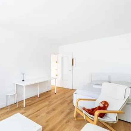 Image 4 - 27 Rue des Amiraux, 75018 Paris, France - Apartment for rent
