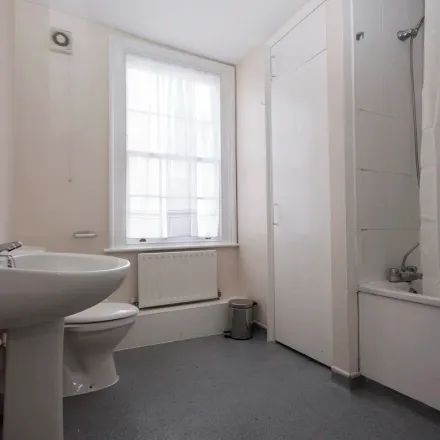 Image 5 - 20 Parfett Street, St. George in the East, London, E1 1EU, United Kingdom - Townhouse for rent