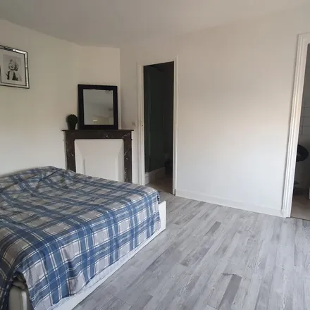 Rent this 2 bed apartment on 3 Rond Point de la Victoire in 91150 Étampes, France
