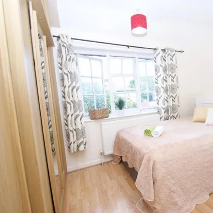 Rent this 5 bed room on 139 Westway in London, W12 7AP