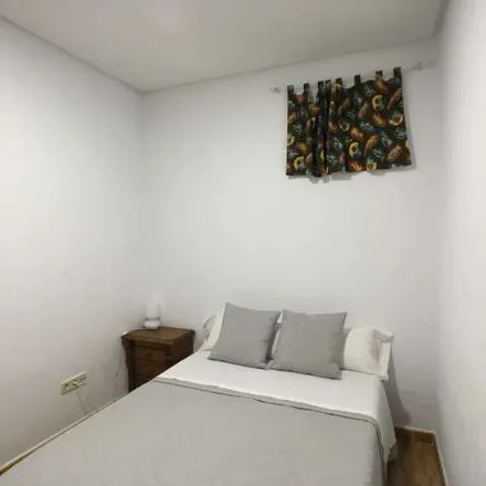 Rent this 3 bed apartment on Madrid in Chinos - alimentación, Calle de Sebastián Elcano