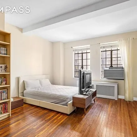 Rent this studio apartment on Woodstock Tower in 320 East 42nd Street, New York