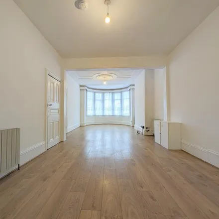Image 2 - 47 Berkshire Gardens, Bowes Park, London, N13 6AA, United Kingdom - Townhouse for rent