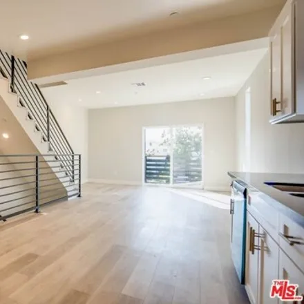Image 2 - 610 1/2 N Gramercy Pl, Los Angeles, California, 90004 - House for rent