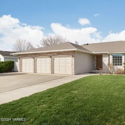 Buy this 3 bed house on 1556 South 69th Avenue in Yakima, WA 98908