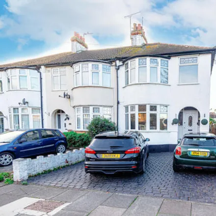 Buy this 3 bed duplex on Richmond Drive in Southend-on-Sea, SS0 0NN