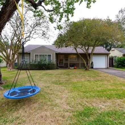 Rent this 3 bed house on Horn Elementary School in Pine Street, Bellaire