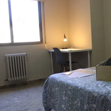 Rent this 5 bed room on Pastelería NUEZCAFÉ in Carrer de les Ànimes, 46002 Valencia