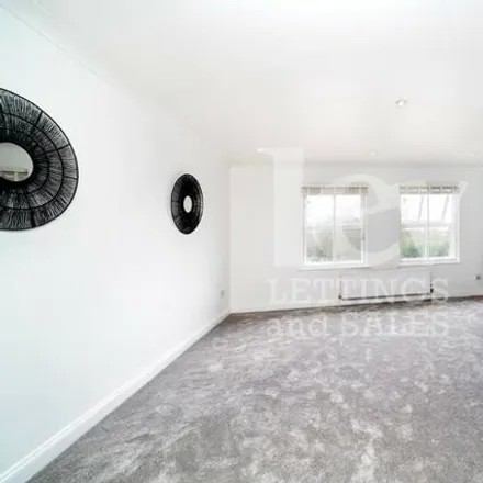 Image 5 - Great North Way, London, NW4 1PP, United Kingdom - House for sale
