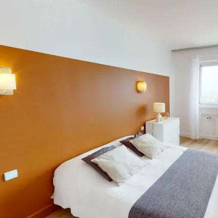Rent this 4 bed room on 20 bis Rue de Bezons in 92400 Courbevoie, France
