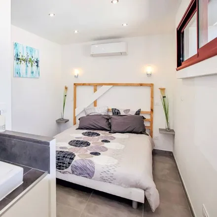 Rent this 2 bed house on Salon-de-Provence in Avenue Émile Zola, 13300 Salon de Provence