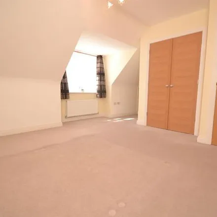 Rent this 5 bed duplex on Freshers Grove in Wokingham, RG6 1FA