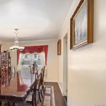 Image 5 - 124 Thornbury Road, Scarsdale Downs, City of New Rochelle, NY 10583, USA - House for sale