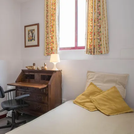 Rent this 8 bed room on Rua Nove de Abril in Porto, Portugal