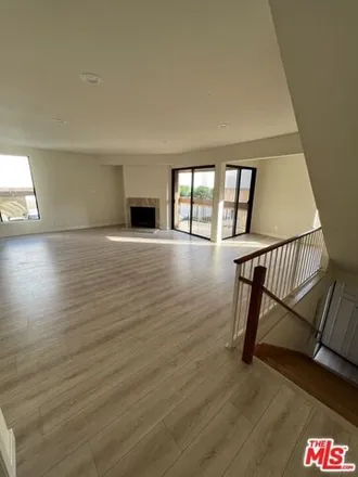 Rent this 3 bed townhouse on 425 North Kenwood Street in Glendale, CA 91207