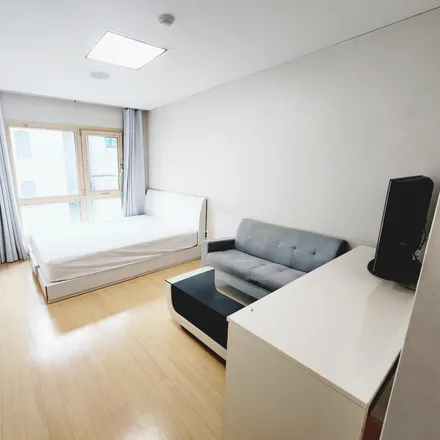 Rent this studio apartment on 727-2 Yeoksam-dong in Gangnam District, Seoul