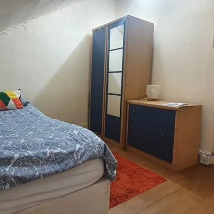 Rent this studio room on 32 Chichele Road in London, NW2 3AN