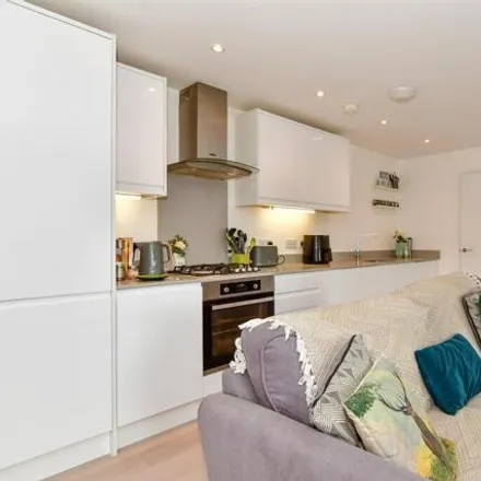 Image 4 - Neave Crescent, Faringdon Avenue, London, RM3 8SG, United Kingdom - Apartment for sale