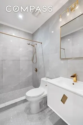 Image 7 - 575 East 28th Street, New York, NY 11210, USA - House for sale