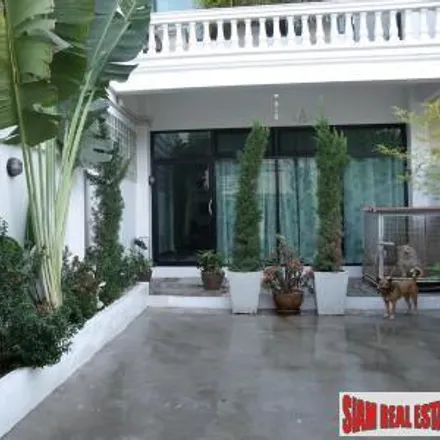 Rent this 4 bed townhouse on Soi On Nut 17/1 in Suan Luang District, Bangkok 10250