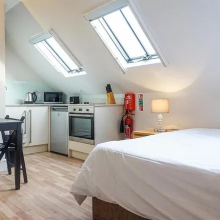 Rent this studio apartment on 147 Kensington High Street in London, W8 6SU