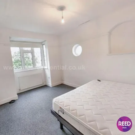 Image 3 - Garrii Bailey, Canewdon Road, Southend-on-Sea, SS0 7HD, United Kingdom - Apartment for rent