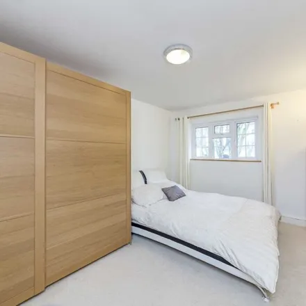 Rent this 4 bed apartment on 16 Huntingdon Street in London, N1 1DU