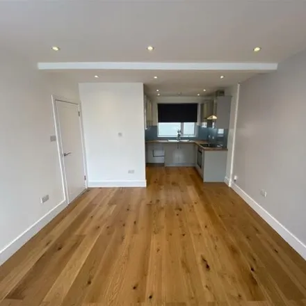 Rent this 3 bed apartment on Lincoln Court in London Road, London