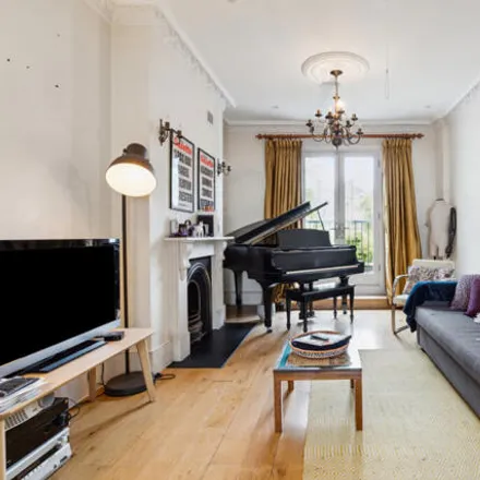 Rent this 4 bed townhouse on Elizabeth Avenue in London, N1 3BQ
