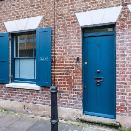 Rent this 3 bed townhouse on 10 Woodseer Street in Spitalfields, London