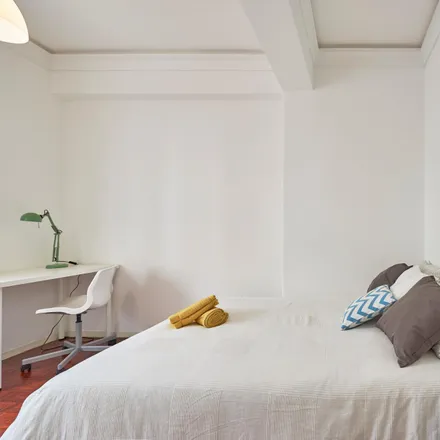 Rent this 9 bed room on Pastelaria Parque in Rua Sampaio e Pina, 1070-051 Lisbon