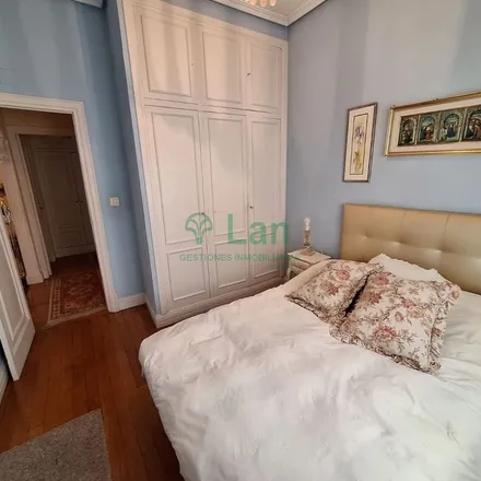 Rent this 2 bed apartment on Suárez in Gran vía Don Diego López de Haro / On Diego Lopez Haroko kale nagusia, 43