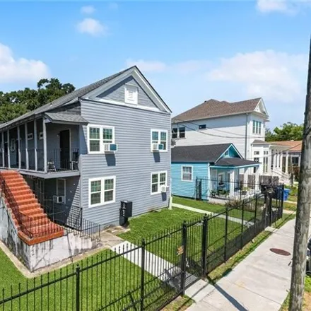 Buy this 16 bed house on 2618 Soniat Street in New Orleans, LA 70115