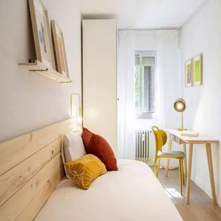 Rent this 16 bed apartment on Torre Metropolitana in Calle Beatriz de Bobadilla, 28040 Madrid