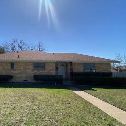 Rent this 3 bed house on 957 West Pleasant Run Road in Lancaster, TX 75146