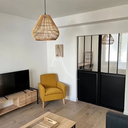 Rent this 6 bed apartment on 6 Rue de l'Abbé Pierre Arnaud in 85000 La Roche-sur-Yon, France