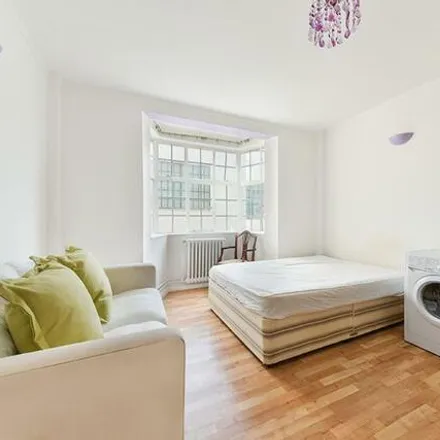 Image 2 - Russell Court, Woburn Place, London, WC1H 0LH, United Kingdom - Loft for rent