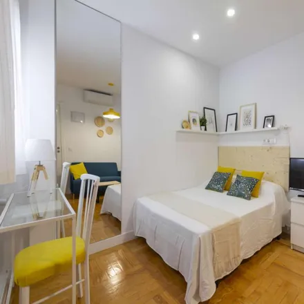 Rent this 4 bed room on Casa Vilota in Calle de la Concepción Jerónima, 28012 Madrid