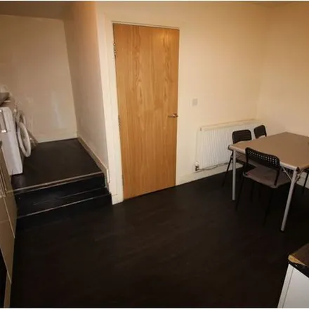 Rent this 4 bed duplex on Mount Zion Road in Huddersfield, HD5 9DX