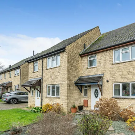 Buy this 3 bed duplex on Bourton Close in Witney, OX28 5FN