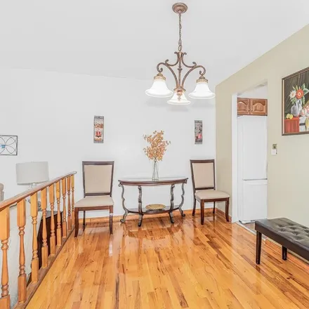 Image 7 - 240 Revere Avenue, New York, NY 10465, USA - Townhouse for sale