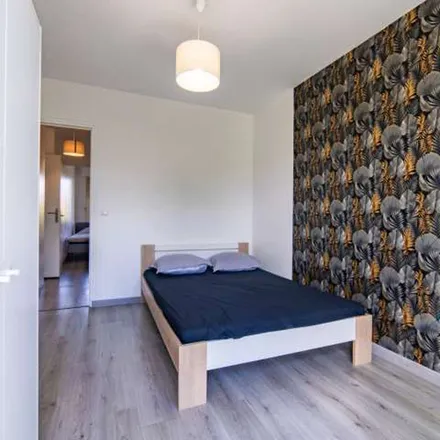 Rent this 2 bed apartment on 30 Rue Saint-Hilaire in 94210 Saint-Maur-des-Fossés, France