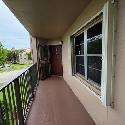 Buy this 3 bed condo on 500 West Flamingo Drive in Pembroke Pines, FL 33027