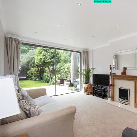 Rent this 5 bed townhouse on Kingfield Road in London, W5 1LB