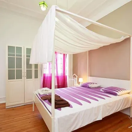Rent this 6 bed house on Av N Srª Esperança 288 (Regueira Cepos) in Rua Doutor António Brandão de Vasconcelos, 2705-105 Sintra
