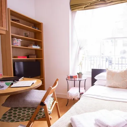 Rent this studio apartment on 192 North Gower Street in London, NW1 2NR