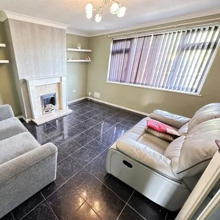 Image 2 - Kinross Crescent, Luton, LU3 3LD, United Kingdom - Duplex for rent